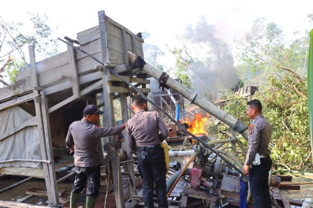 Personel Polres Inhu memusnahkan alat tambang emas ilegal (foto/bayu)